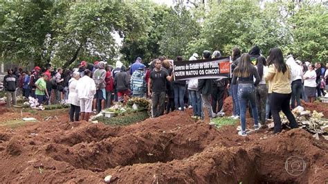 Jornal Nacional Corpos de 4 dos 5 jovens mortos em chacina em São