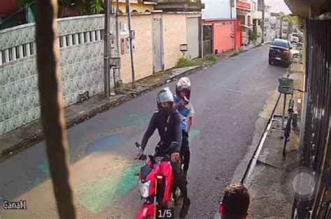 VÍDEO dupla armada em moto sem placa assalta jovem em Manaus