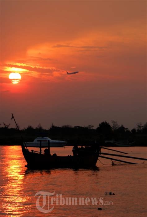 Nelayan Menjala Ikan Di Pantai Marina Semarang Foto 1 1835397