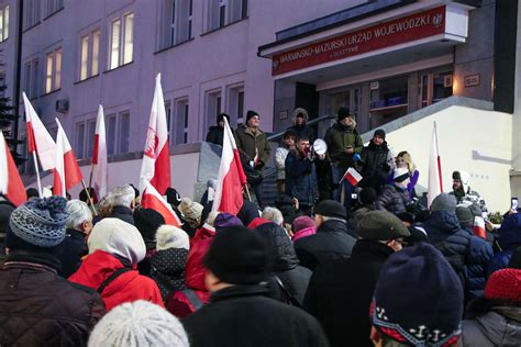 Sympatycy Prawa i Sprawiedliwości protestowali przed urzędem