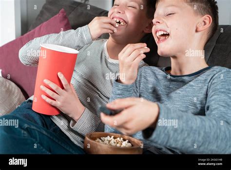 Retrato de dos jóvenes adolescentes alegres y positivos sentados en el