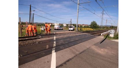 Métropole de Lyon Collision avec un train la voiture poussée sur 450