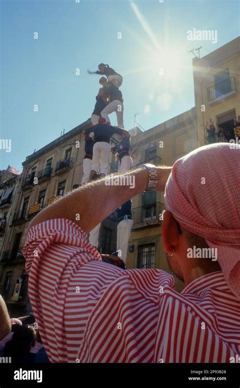 Xiquets Del Serrallo Torre Humana Del Edificio De Los Castellers Una