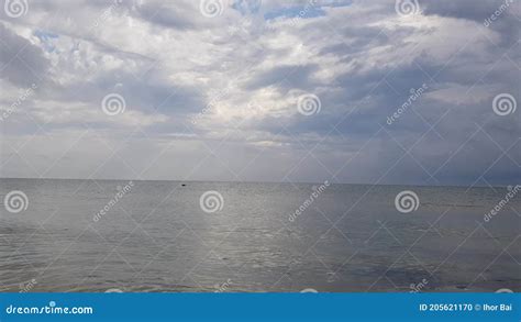 Nuvens De Tempestade No Mar Tranquilas No Fundo Ondas No Litoral Em