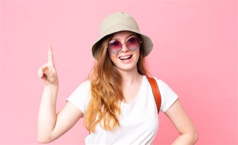 Turista De Cabeza Roja Mujer Bonita Que Se Siente Como Un Genio Feliz Y