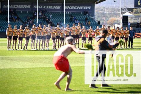 Afl Hawks Eagles Hawthorn Hawks Players Observe A Smoking Ceremony