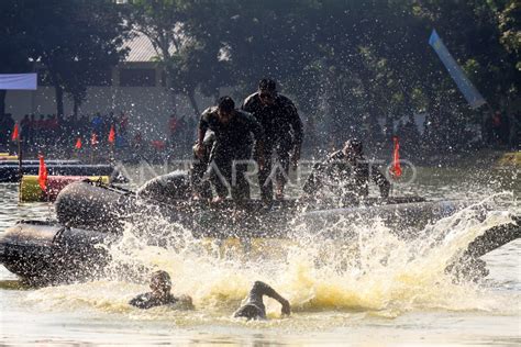 Lomba Renang Rintangan Antara Foto