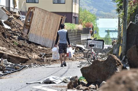 Terremotos no Japão deixam nove mortos e mais de cem feridos Mundo