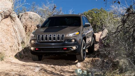 2014 Jeep Cherokee Trailhawk - Off Road - Front | Caricos