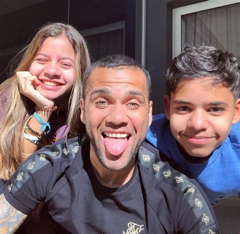 Daniel Alves é criticado por parabenizar a filha nas redes sociais