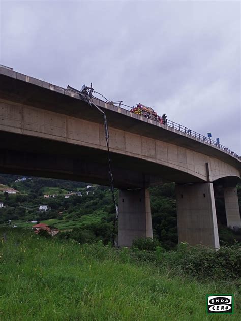 Fallece un camionero al salirse de la autovía y precipitarse por el