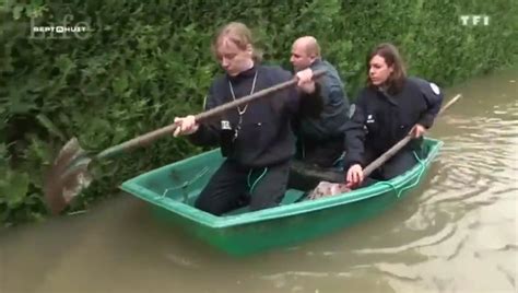 La Police En Barque Pendant Les Inondations