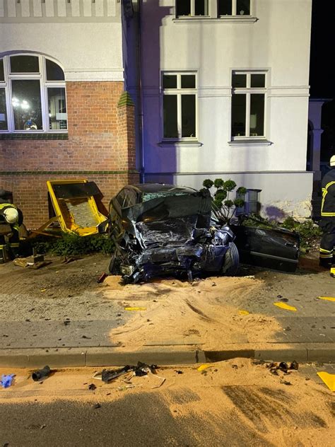 POL NB Verkehrsunfall Mit Einer Schwerverletzten Person Auf Dem