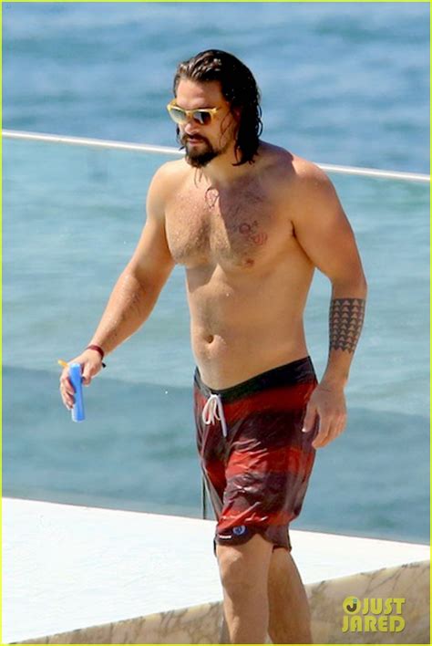 Game Of Thrones Jason Momoa Shows Off His Shirtless Aquaman Body