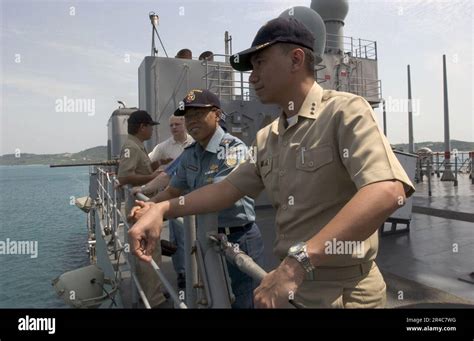 El Teniente De La Armada De Filipinas Y El Mayor De La Armada De