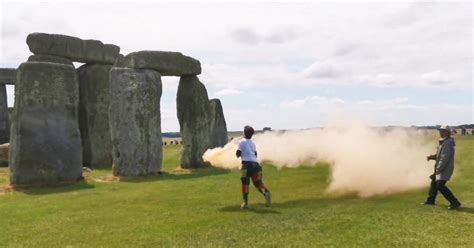 Activistas climáticos rocían el histórico monumento de Stonehenge con