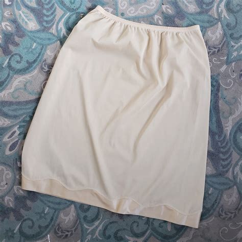 Vanity Fair Vintage Nude Half Slip Size S Gem