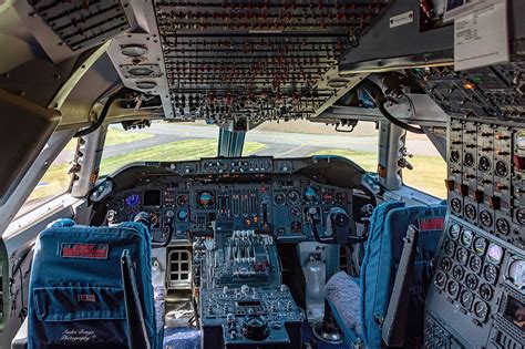 Cockpit view KLM Boeing 747-400 :: Behance