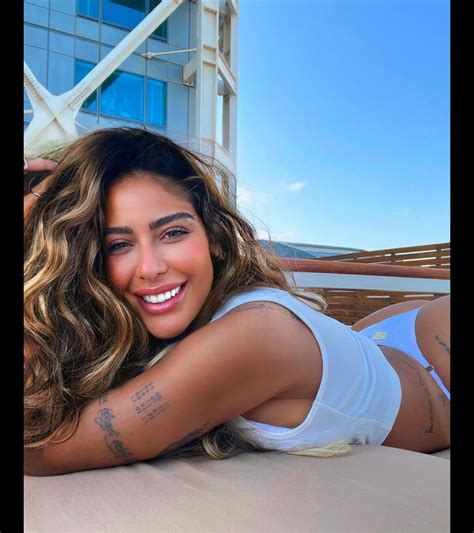 Foto Após defender Neymar dos boatos de traição Rafaella Santos posa