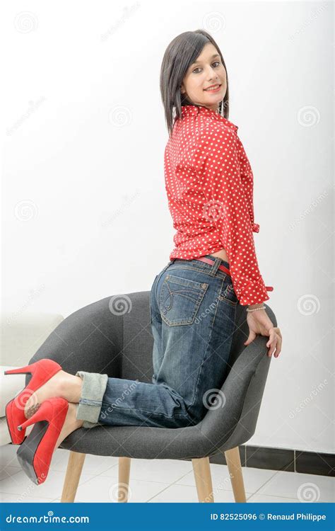 Portret Van Een Mooi Jong Brunette Met Rood Overhemd Stock Foto Image Of Vrouw Schoonheid