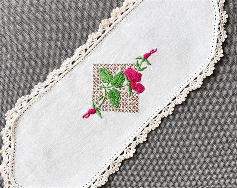 Vintage Embroidered Pink Rose Sandwich Tray Doily With Crochet Lace