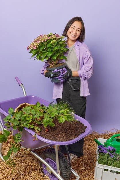 Disparo Vertical De Una Florista Asi Tica Feliz Que Replanta Flores En