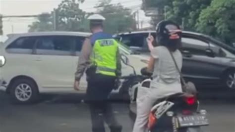 Viral Wanita Pemotor Acungkan Jari Tengah Ke Polisi Ini Faktanya