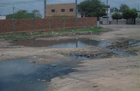 Esgoto estourado vira tormento para moradores do bairro Antônio