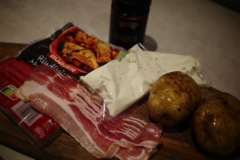 Maultaschen Im Baconmantel Mit Gebackenen Kartoffeln Und Sour Cream