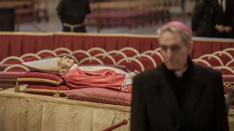 Papst Benedikt Xvi Im Petersdom Aufgebahrt S Chsische De