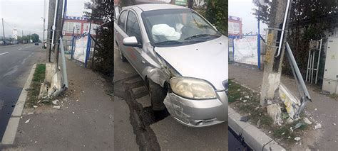 ATENȚIE ȘOFERI Accident pe strada Narciselor Un stâlp stă să cadă pe