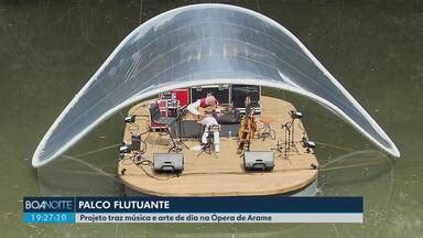 Boa Noite Paraná Instrumentistas se apresentam em um palco flutuante