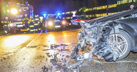 Frau Schwer Verletzt Schreckliche Kreuzungskollision In Karlsruhe