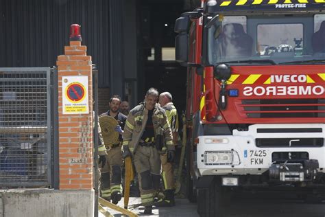 Los bomberos sofocan un incendio en una fábrica del polígono de San