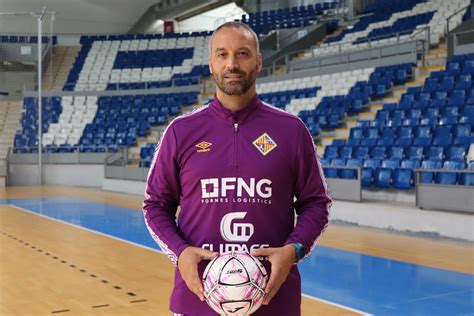 Vadillo posa en el parqué de Son Moix Palma Futsal Primera División