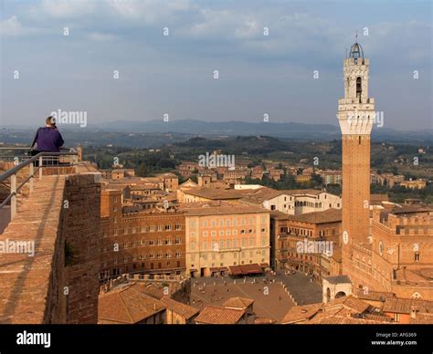 Hombre Fotografiando Te Sobrecarga Rooftop View Piazza Del Campo Torre