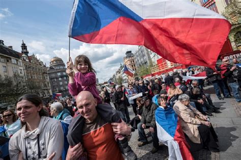 Manifestantes tomam as ruas de Praga contra envio de armas à Ucrânia