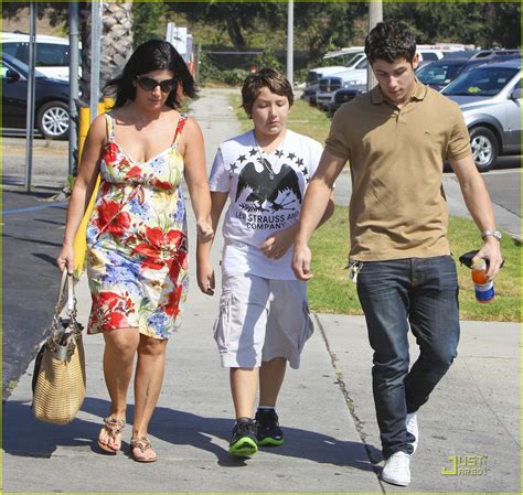 Nick Jonas: Family Fun Day (09.02.2011) !!! - Nick Jonas Photo ...