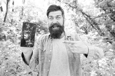 Regardez Ici Un Homme Barbu Heureux Pointant Le Doigt Sur Le Téléphone Hipster Mature Avec Barbe