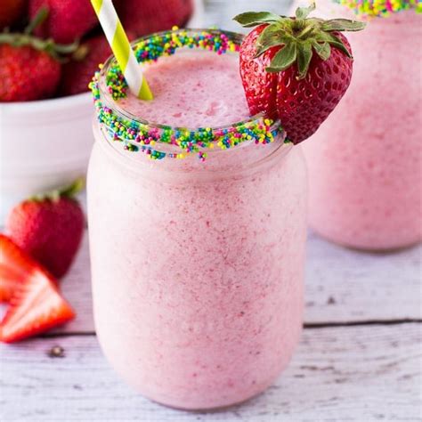 Strawberry Smoothie | Deliciously Sprinkled