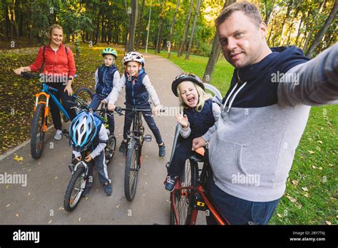 Das Thema Familie Sport Erholung Im Freien Gro E Familie Kaukasischen