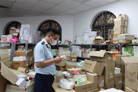 Đột kích kho hàng của hot girl Nguyễn Hoàng Mai Ly livestream chốt hàng nghìn đơn mỗi ngày