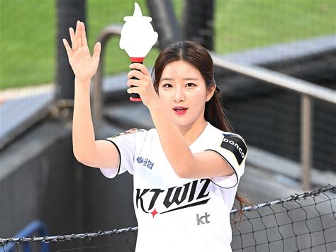 韓国プロ野球チア、黒ストッキングから伸びる“完璧レッグライン”でファンを魅了！「美しすぎ」【photo】 ライブドアニュース