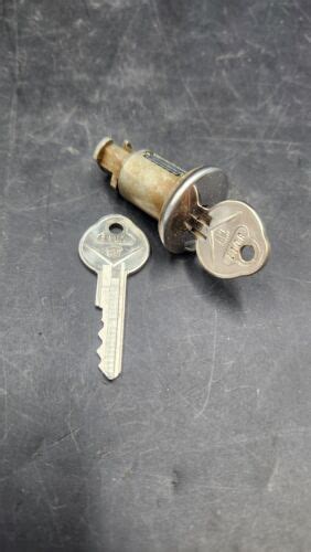 Cadillac Deville Fleetwood Trunk Lock Cylinder With Crest Key