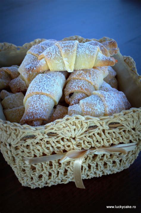 cornulete fragede cu gem de prune lucky cake