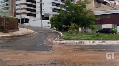 Flagrante Veja imagens de vazamento de água em bairro de Salvador