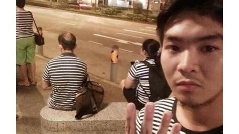 Momen Tak Sengaja Orang Pakai Baju Sama Di Trotoar Jalan Ini Kocak Hot Liputan