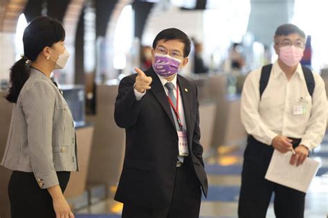 台灣邊境解封首日 王國材赴桃機視察 圖 中央通訊社 Line Today