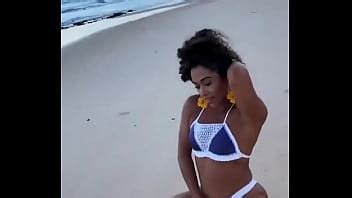 Vagaba dançando na praia XVIDEOS