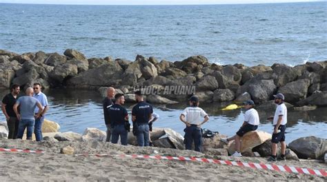 Marina Di Massa Trovato In Mare Il Corpo Senza Vita Di Un Giovane La